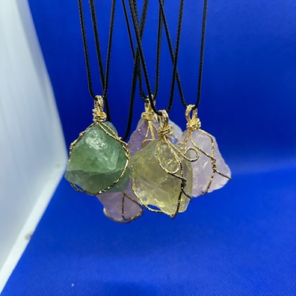 Natutal healing crystal necklace - Picture 2 of 2